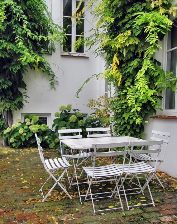 garden garden furniture garden chairs backyard idyll idyllic grun weis rank growths white house wall